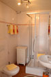 Bad mit Dusche und WC